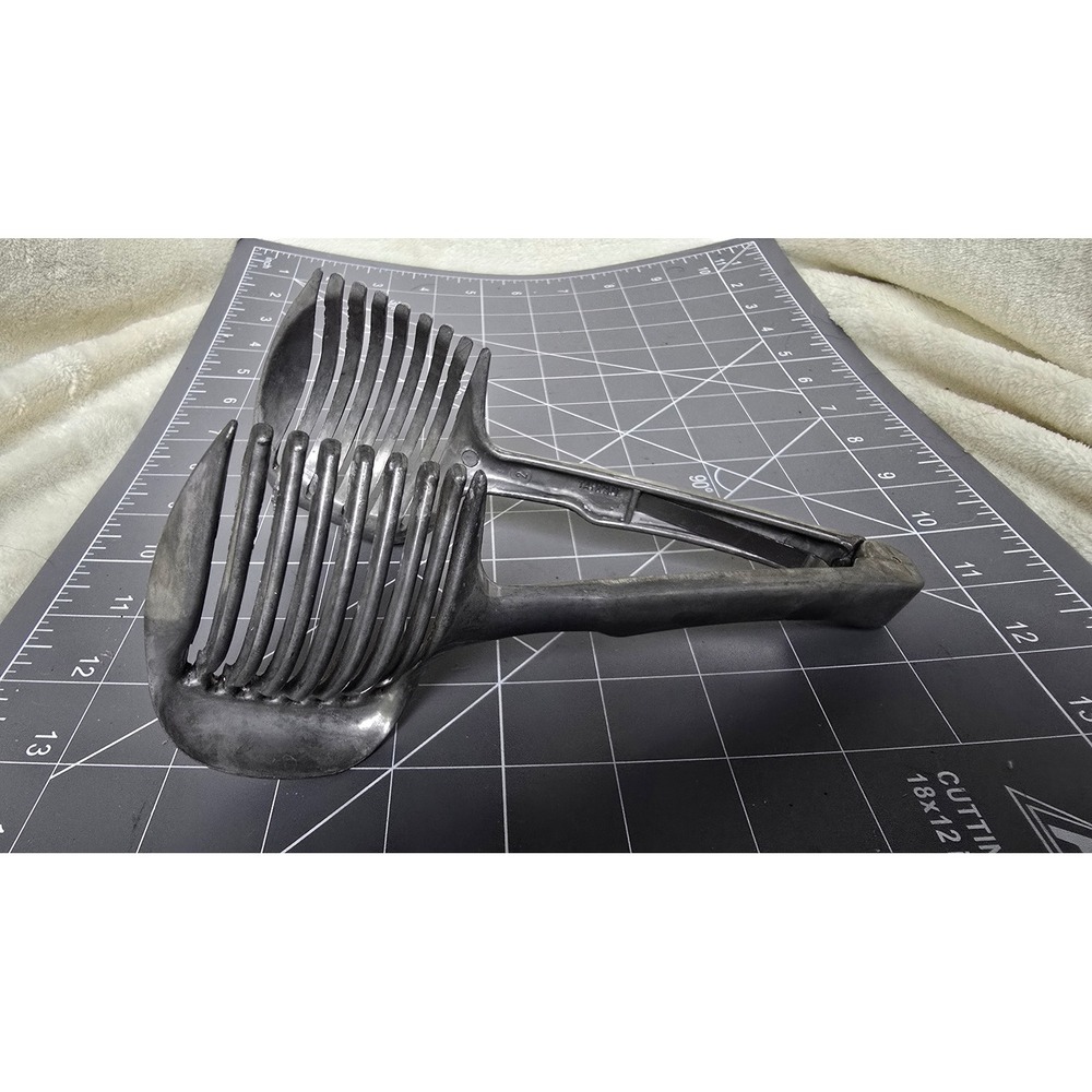 Vintage Cast Aluminum Tomato Slicer Tongs Vegetable Fruit Slicing Guide Tool